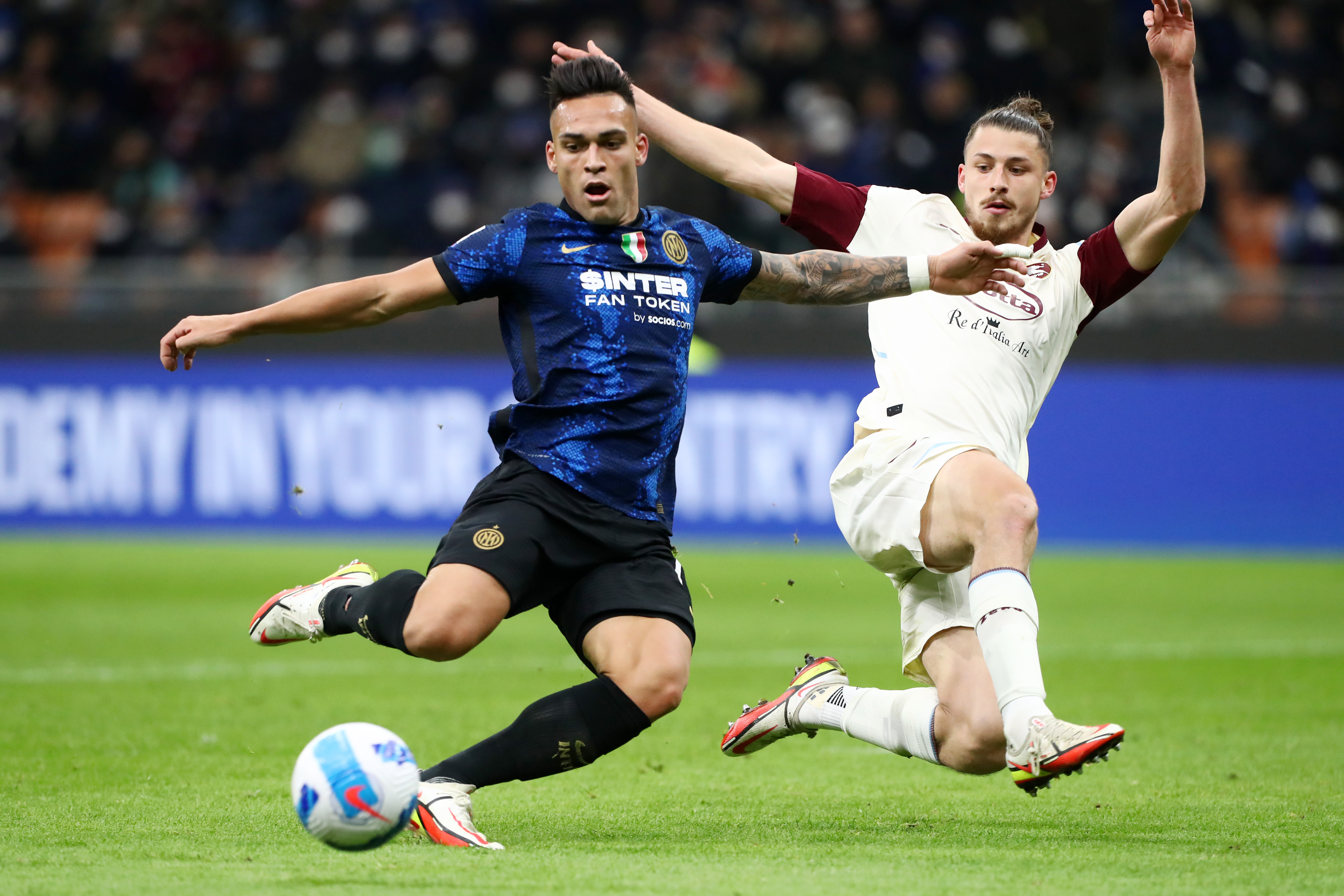 Inter - Salernitana 5-0. Radu Drăgușin l-a scăpat de două ori pe Lautaro, care a reușit un hat-trick