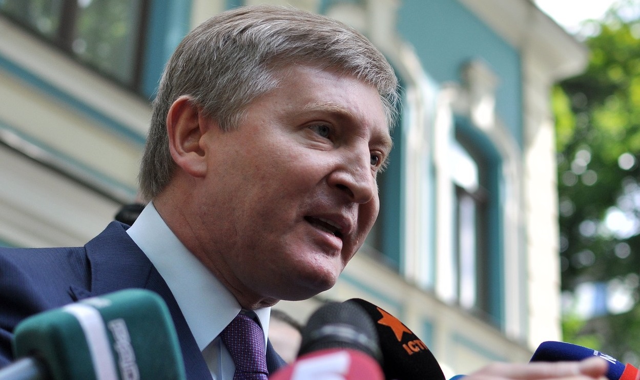 Acuzat de Zelenski că e apropiatul lui Putin, cel mai bogat om din Ucraina a întors armele: "E un criminal de război!"