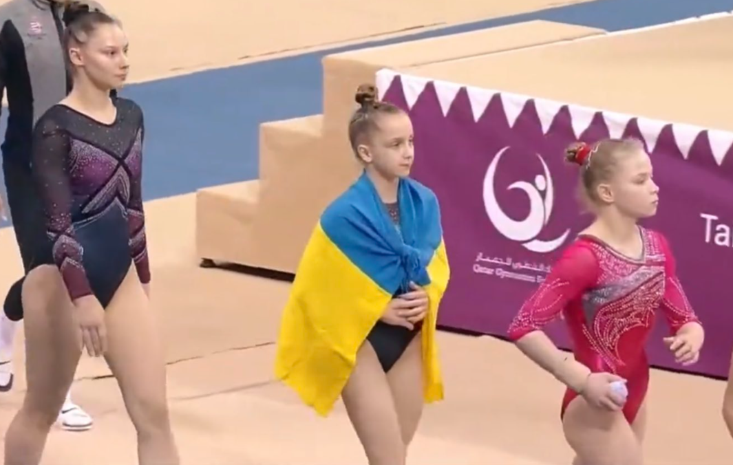 O gimnastă ucraineană de 15 ani a refuzat să apară pe podium lângă colegele din Rusia