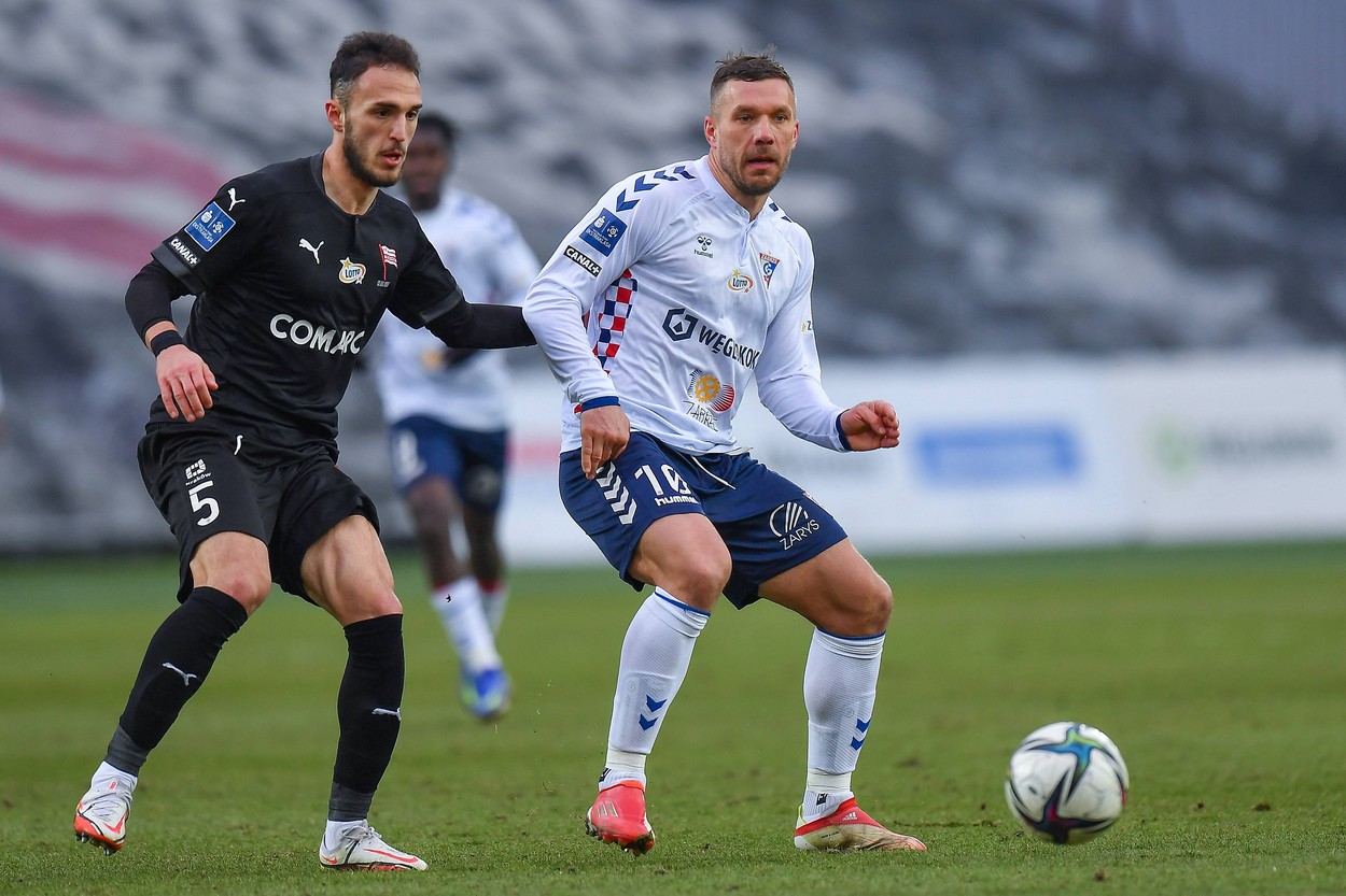 Lukas Podolski, super gol chiar de lângă Virgil Ghiță, aflat la debutul pentru Cracovia