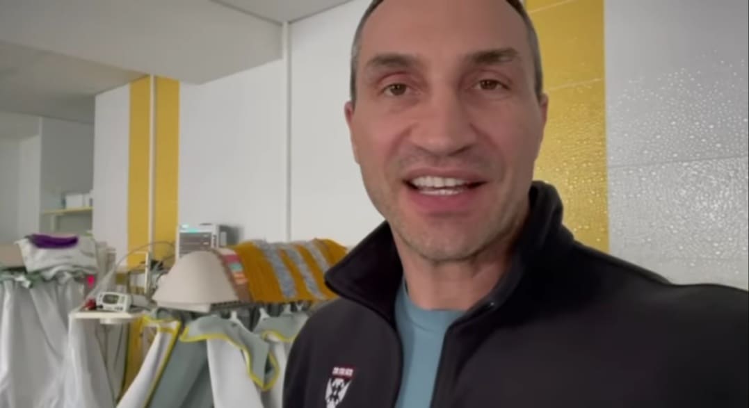 ”Viața merge înainte”. Vladimir Klitschko și-a găsit timp să zâmbească într-o maternitate din Ucraina