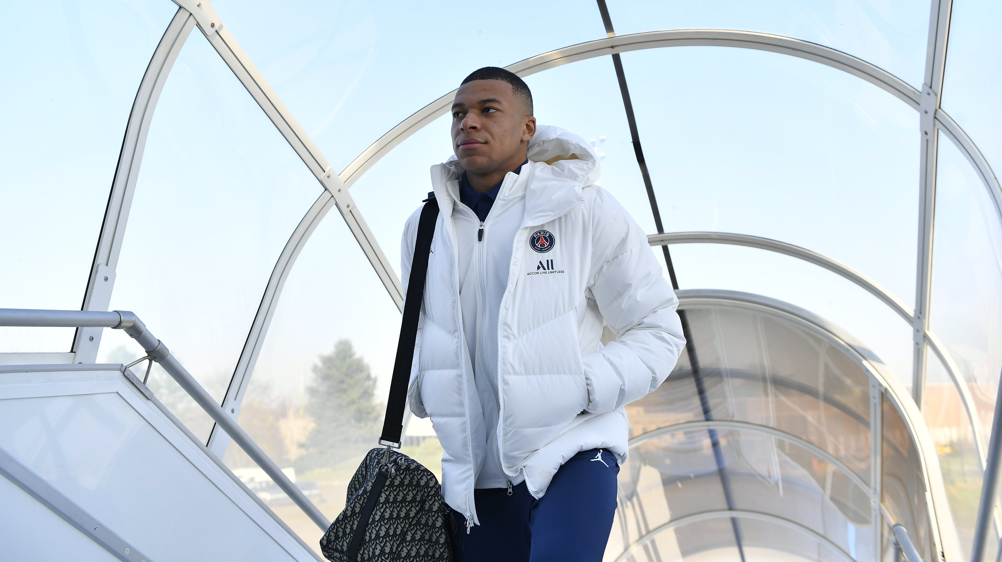 Suporterii lui Real Madrid l-au așteptat pe Kylian Mbappe la aeroport! Cum au reacționat când francezul a apărut în fața lor