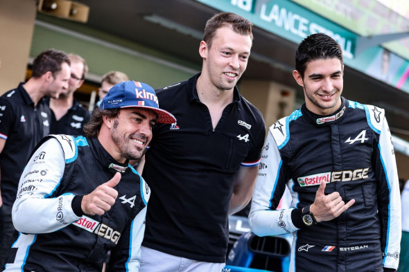 Abu Dhabi, Abu Dhabi. 12th Dec, 2021. (L to R): Fernando Alonso (ESP) Alpine F1 Team with Daniil Kvyat (RUS) Alpine F1 Team Reserve Driver and Esteban Ocon (FRA) Alpine F1 Team at a team photograph. 12.12.2021. Formula 1 World Championship, Rd 22, Abu Dha