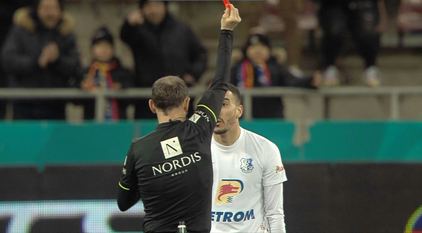 Damien Dussaut a reușit să ia două galbene în aceeași fază! Moment cum rar se vede în FCSB - Farul