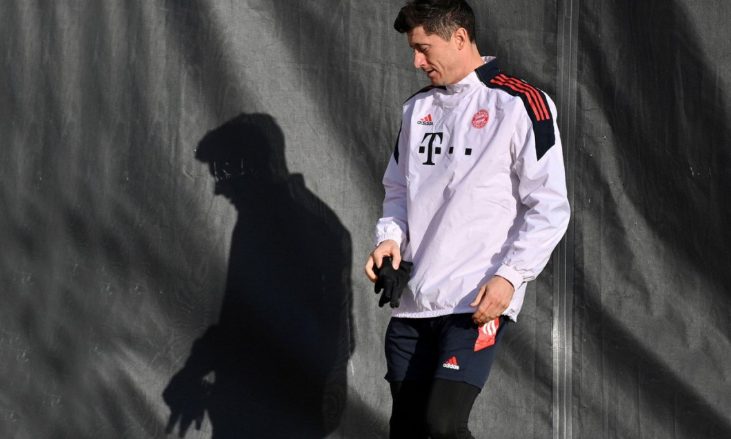 Munich, Germany. 07th Dec, 2021. Robert LEWANDOWSKI (FC Bayern Munich) and his shadow, action, single image, trimmed single motif, half figure, half figure. Soccer Champions League/FC Bayern Munich - FC Barcelona, final training on December 7th, 2021 Cred