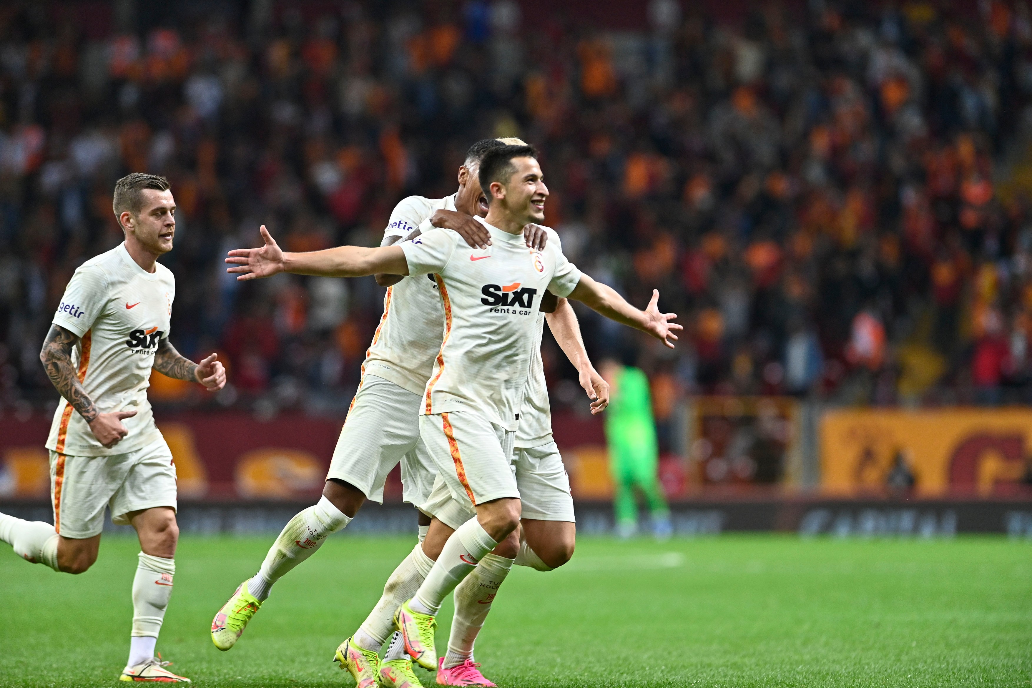 Bombardat cu critici din toate părţile, Moruțan anunţă că Galatasaray e gata să o elimine pe Barcelona