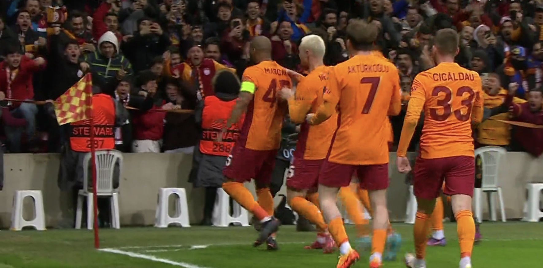 Alexandru Cicâldău, assist în Galatasaray – Barcelona! Centrare perfectă din corner a românului