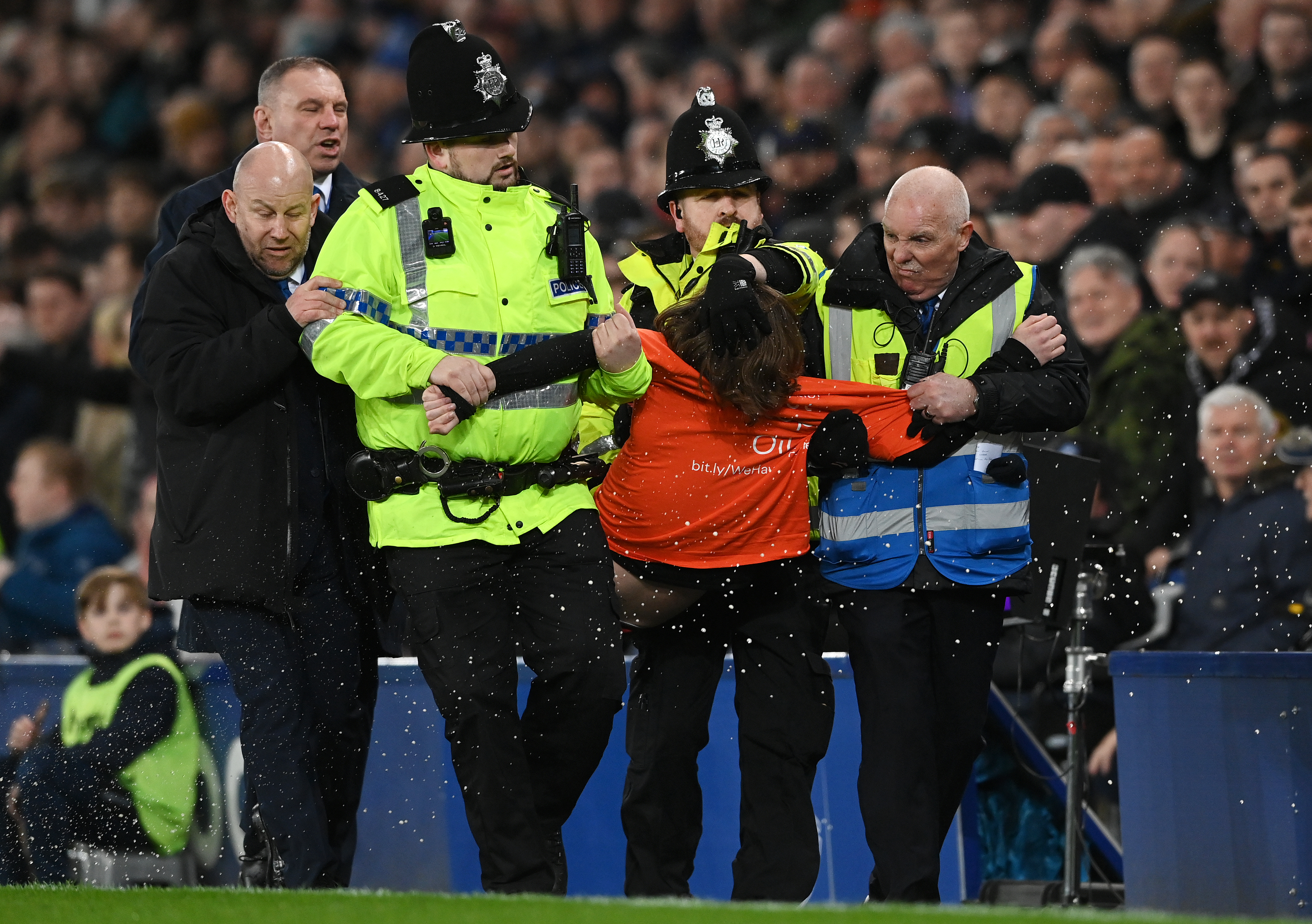 Ce a aflat la tribunal suporterul care s-a legat de bara porții la meciul Everton - Newcastle?