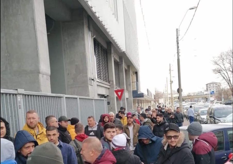 Interes major pentru inaugurarea stadionului Giulești. Fanii Rapidului stau la cozi pentru bilete