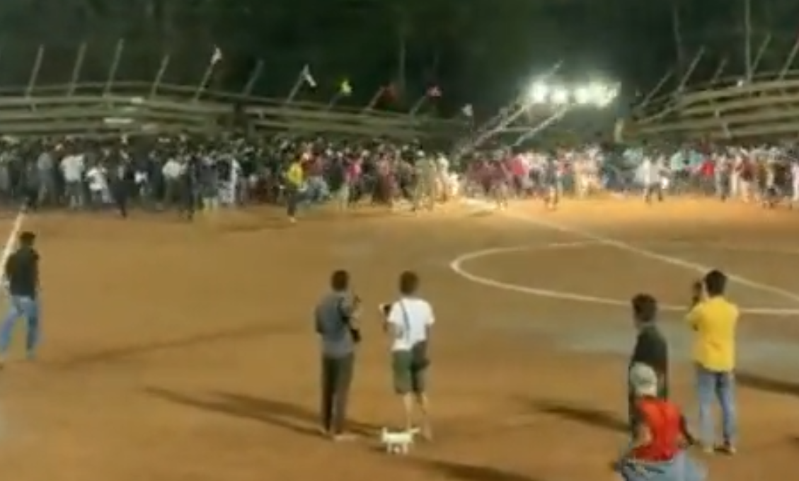 O tribună s-a prăbușit sub greutatea celor 3.000 de spectatori! Nocturna a căzut peste cei care încercau să se salveze