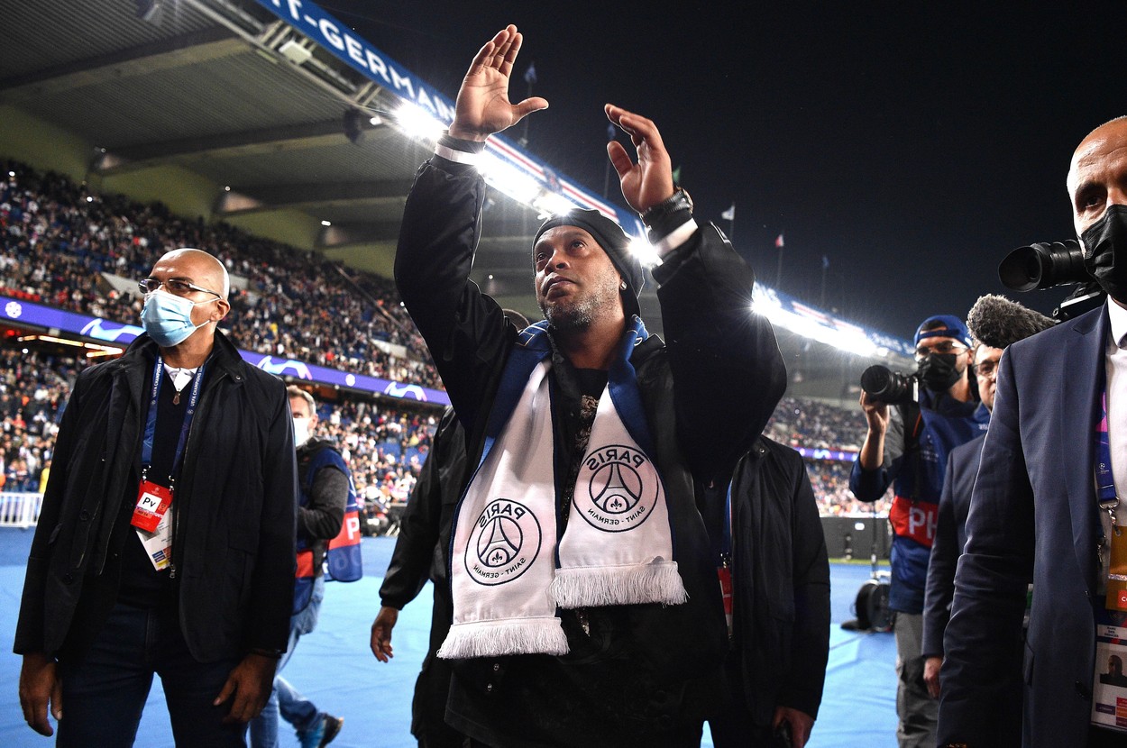 "Cu ce jucător de astăzi ai fi vrut să joci?". Ronaldinho nu a stat pe gânduri și a răspuns imediat: "Îl iubesc"