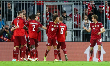 MUNICH, GERMANY - SEPTEMBER 29: Robert Lewandowski of FC Bayern Munchen celebrates with his team mates after scoring his sides first goal during the UEFA Champions League Group Stage match between Bayern Munchen and Dinamo Kiev at the Allianz Arena on Sep