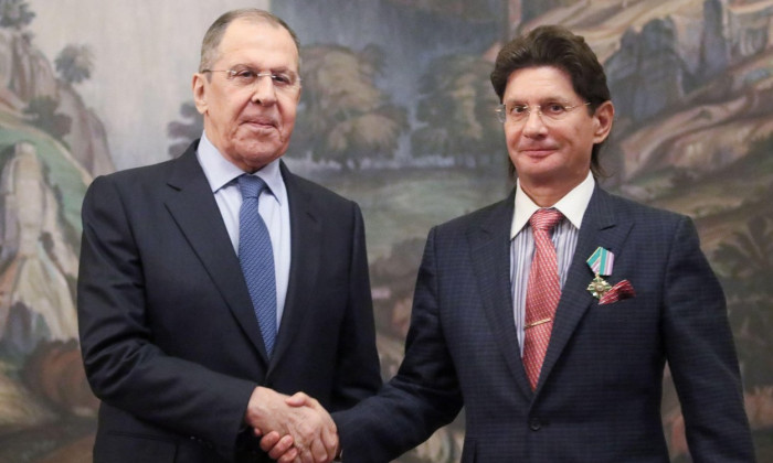 Moscow, Russia. 23rd Nov, 2021. Russia's Foreign Minister Sergei Lavrov (L) and Lukoil Vice President Leonid Fedun at a ceremony to present government awards for assisting in returning Russian citizens home during the COVID-19 pandemic, after a forum titl