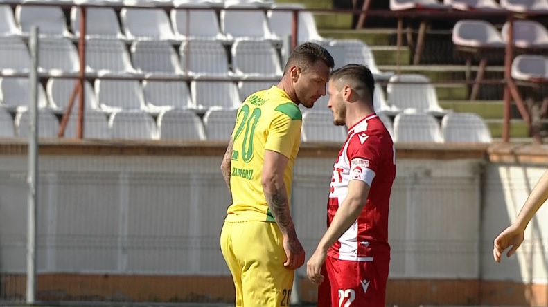 Gest nedemn pentru un căpitan: Gabriel Torje și-a lovit cu capul un adversar într-un meci amical! Reacția arbitrului