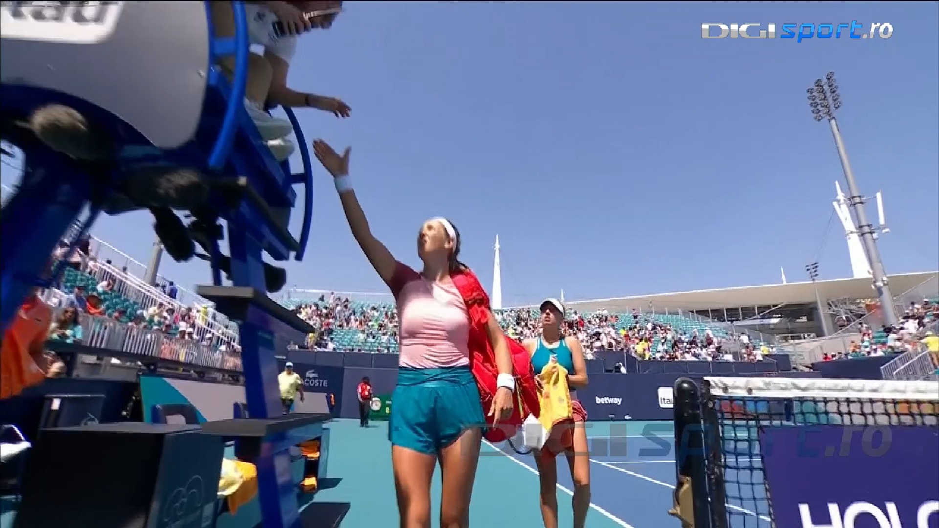 Victoria Azarenka s-a înfuriat că pierde în fața unei puștoaice de 16 ani, și-a luat bagajele și a plecat din arenă!