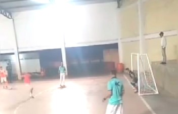 ”Să-i arătăm lui Săpunaru cum se bate un penalty!” :) Execuție rară care a stârnit zâmbete în direct