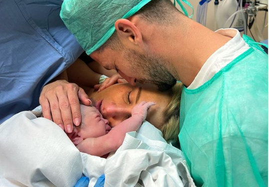 O poză memorabilă! Fotografiaţi toţi trei, imediat după ce Ciro Romeo e venit pe lume, la Napoli