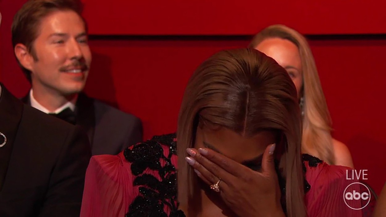 Cum au fost surprinse Serena și Venus Williams în timpul discursului lui Will Smith