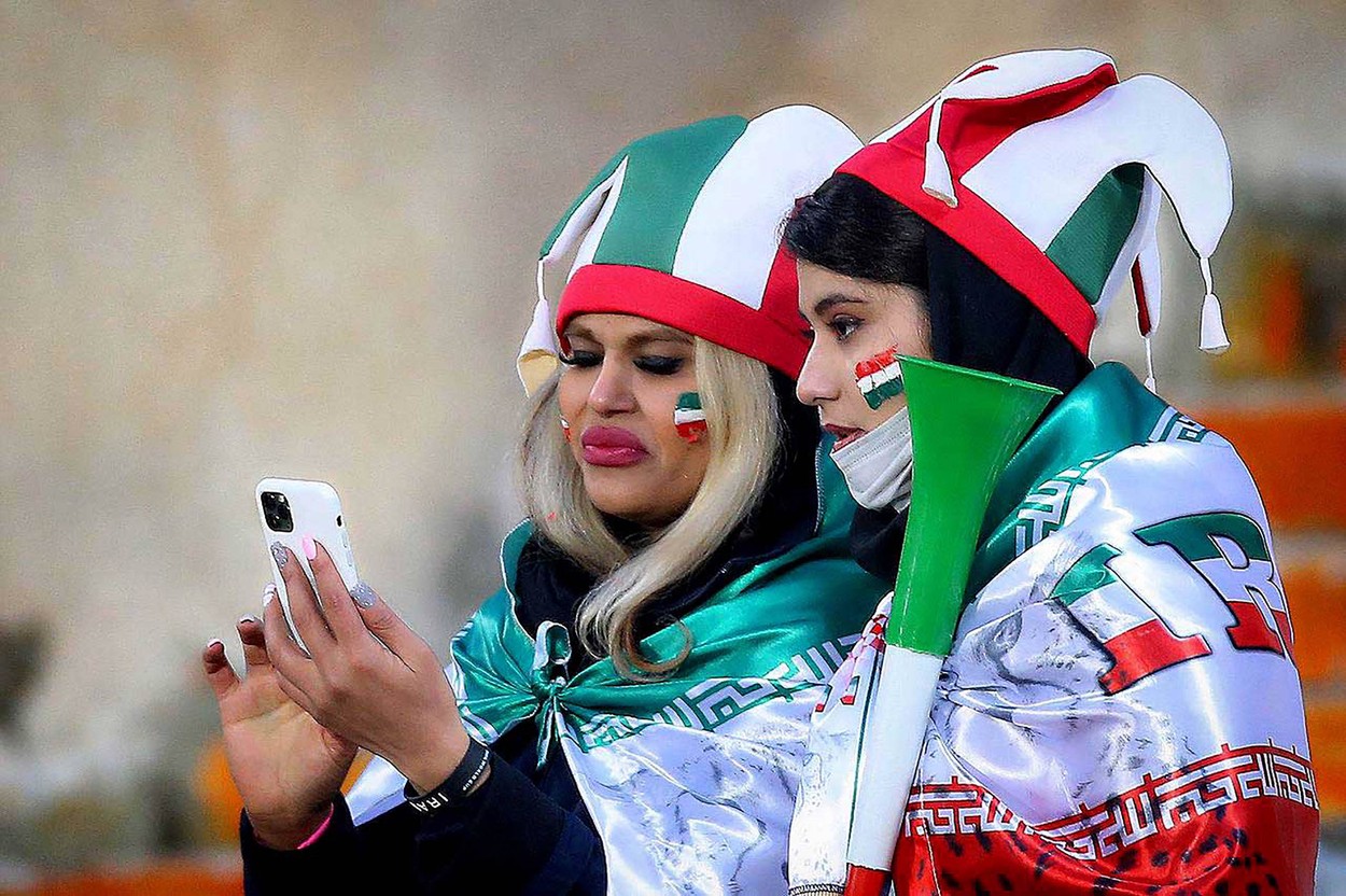 Ce riscă Iranul, după ce femeile care și-au cumpărat bilete la meci n-au fost lăsate să intre pe stadion