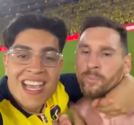 Un suporter a vrut să facă o poză cu Lionel Messi, însă a întrecut limita. Momentul a devenit viral