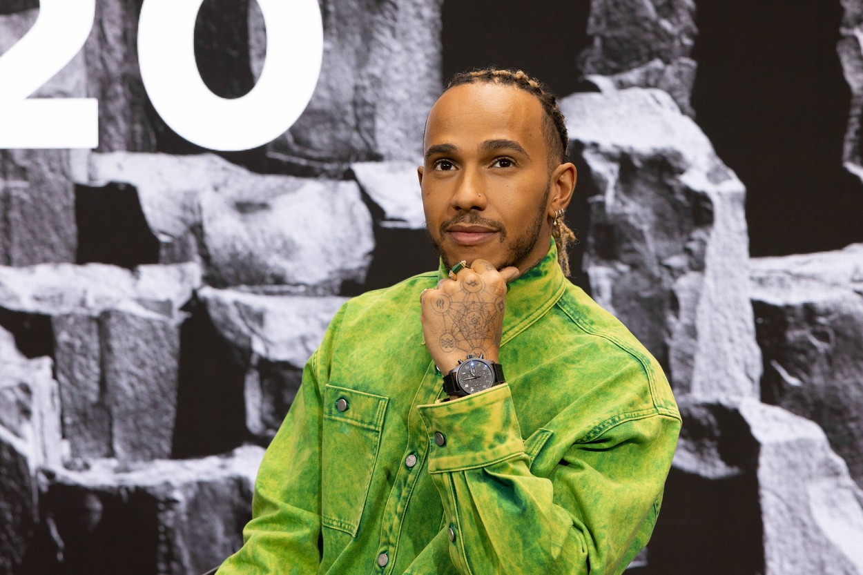 Lewis Hamilton, “tratament” cu adrenalină după startul modest de sezon. Britanicul a sărit cu parașuta