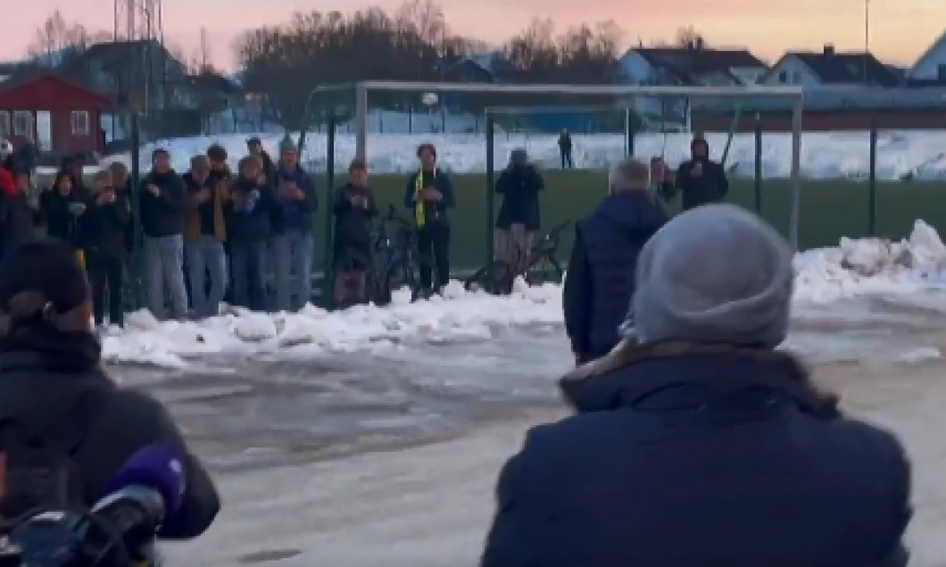 Un suporter a aruncat cu un bulgăre de zăpadă spre Jose Mourinho / Foto: Captură Twitter@FaktaSepakbola