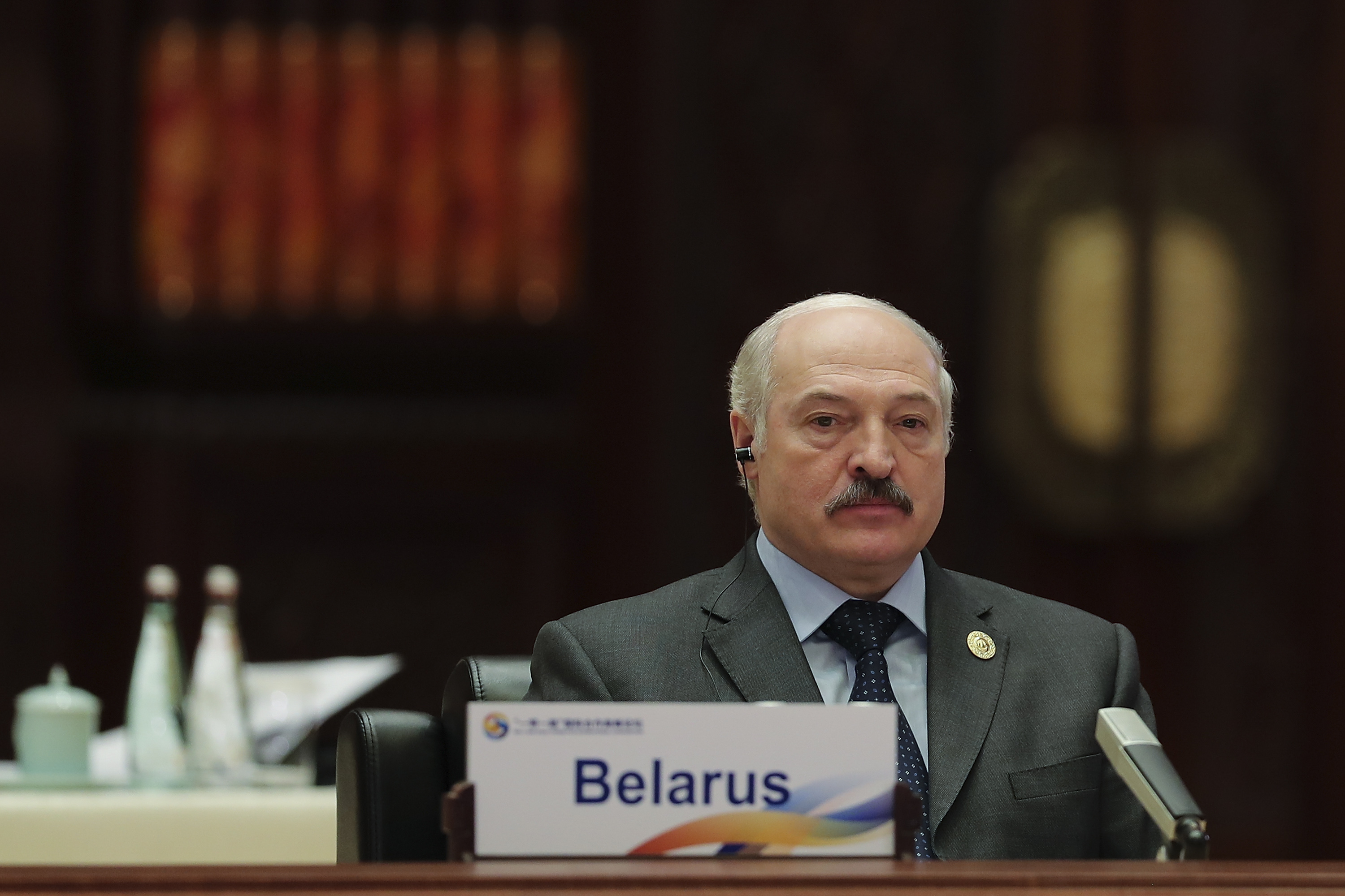 Aleksandr Lukashenko, aliatul lui Vladimir Putin, lovit cu crosa în față la un meci de hochei