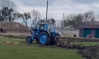 Soldații ruși au vrut să scrie litera ”Z” pe un teren de fotbal din Ucraina, dar ce a ieșit a făcut înconjurul lumii