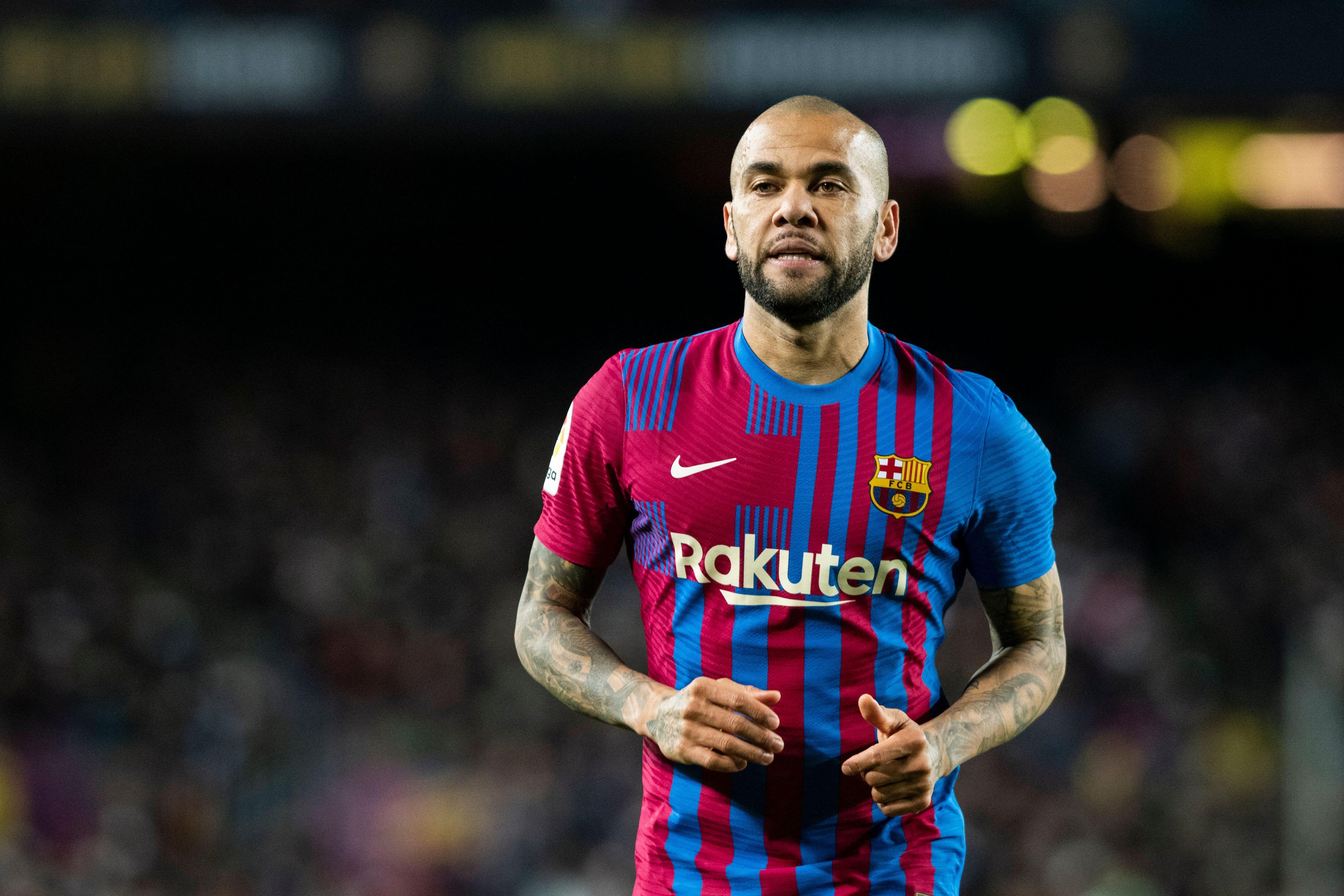 Dani Alves nu știe dacă va mai continua la Barcelona și din vară: Nu am vorbit cu nimeni din club