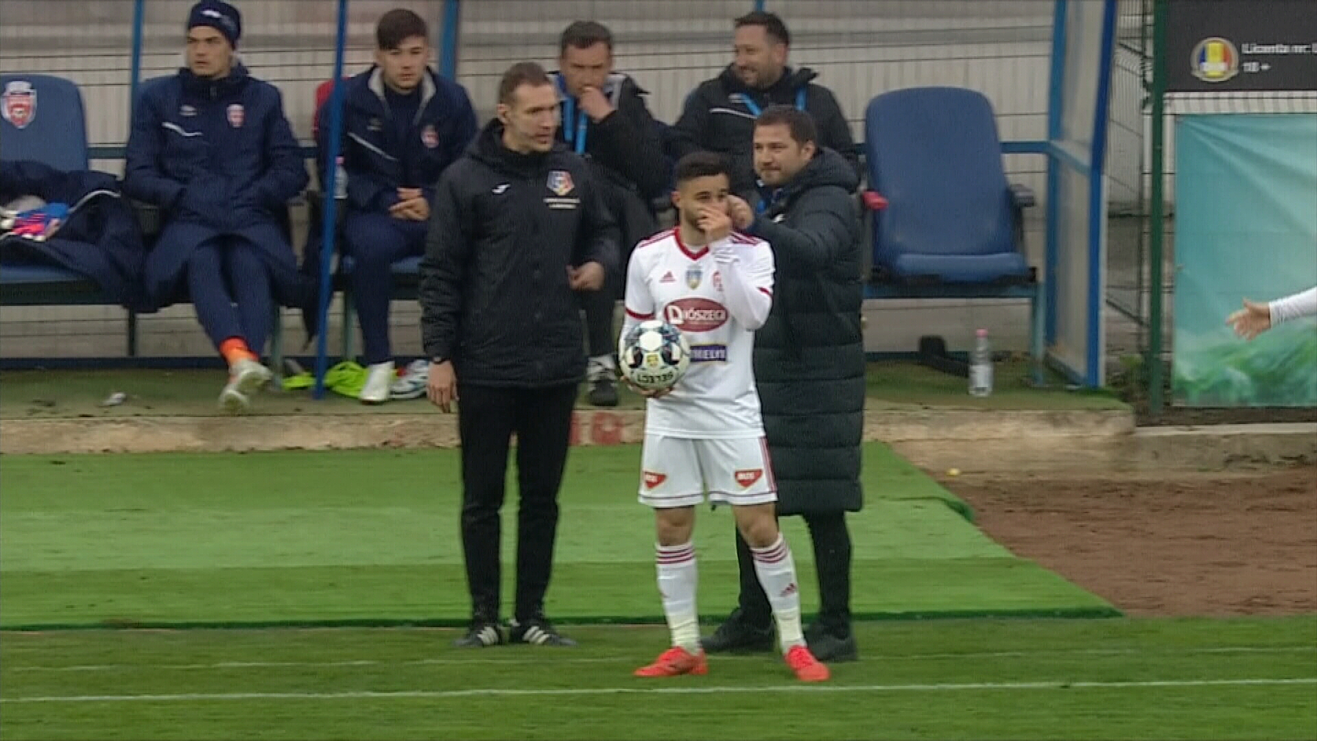 Marius Croitoru a oferit imaginea zilei în Liga 1! L-a urecheat pe un jucător advers în timpul meciului