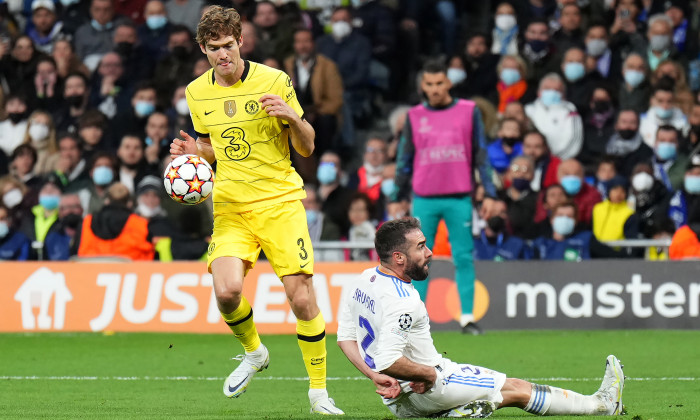 Marcos Alonso, lovit în mână înainte să marcheze în Real Madrid - Chelsea / Foto: Getty Images