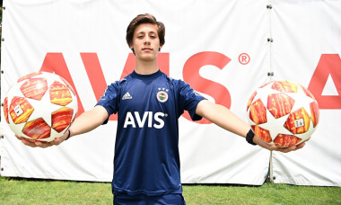 Fenerbahce 16th-year-old football player signed a new professional contract with Arda Guler