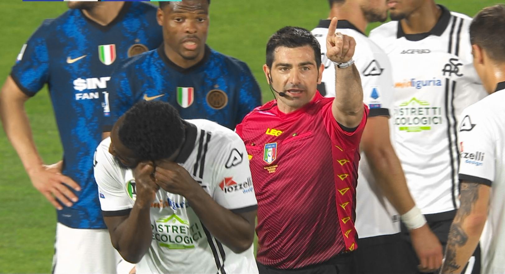 Moment cum rar se vede, în Spezia - Inter: cercelul l-a scos pe Nzola de pe teren imediat după ce a fost introdus