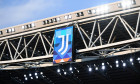 Logo-ul lui Juventus, pe un fundal în culorile noului echipament / Foto: Profimedia