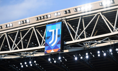 Logo-ul lui Juventus, pe un fundal în culorile noului echipament / Foto: Profimedia
