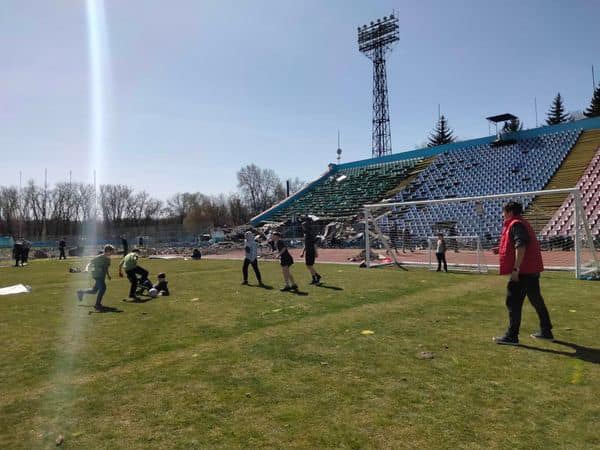 Descoperirea celor de la FC Desna după ce copiii au jucat din nou pe stadionul distrus de ruși! Suma pierdută de club