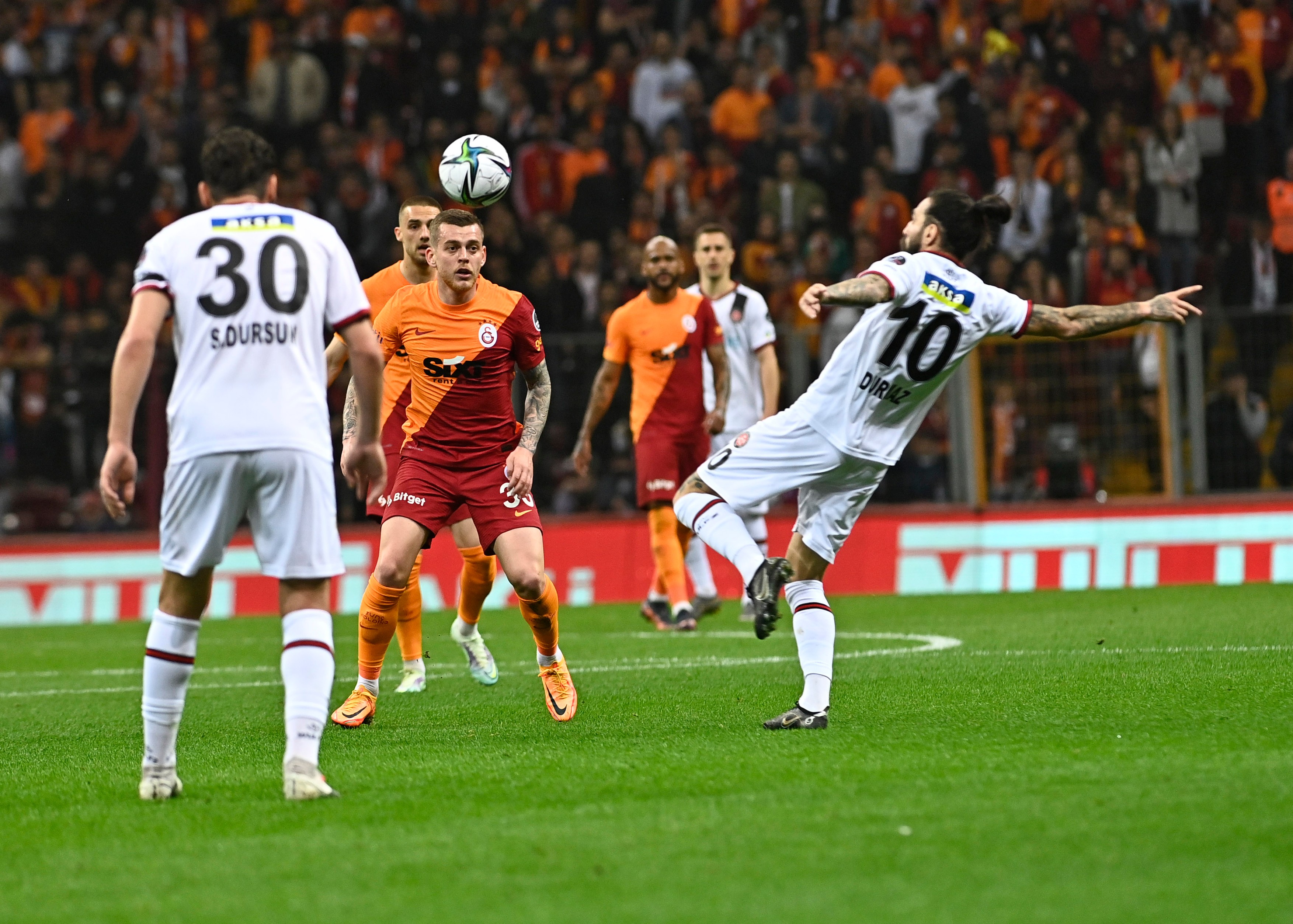 Galatasaray - Yeni Malatyaspor 2-0. Alexandru Cicâdău a început ca rezervă + Olimpiu Moruțan, în afara lotului