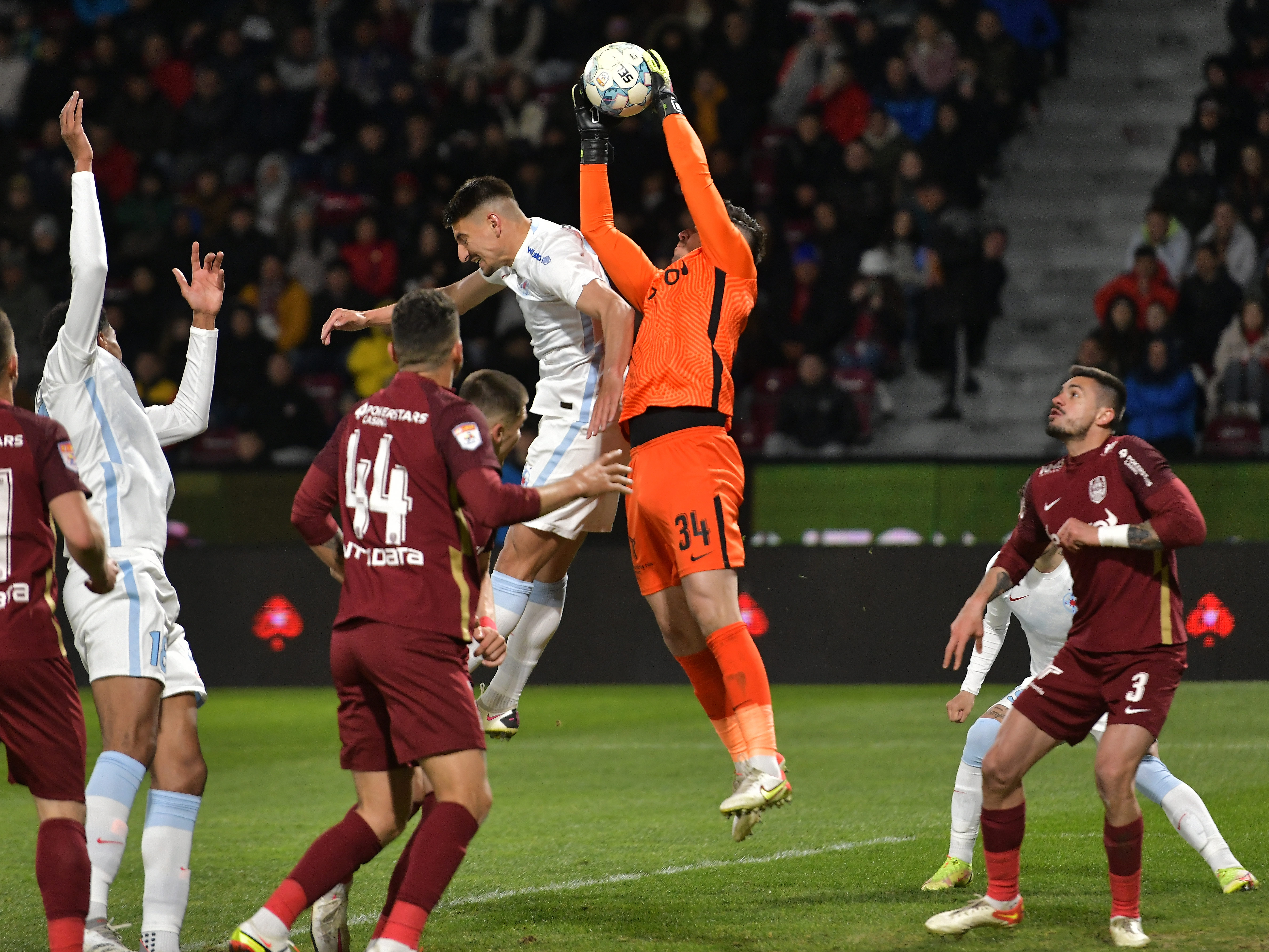 Cum arată cotele la titlu în viziunea specialiștilor, după CFR Cluj - FCSB 0-1. Oltenii au reintrat în ”horă”