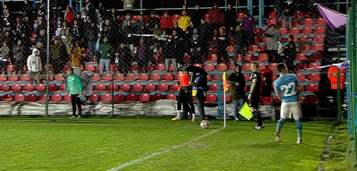 Un spectator a vrut să-i bage steagul în ureche unui jucător de la Voluntari