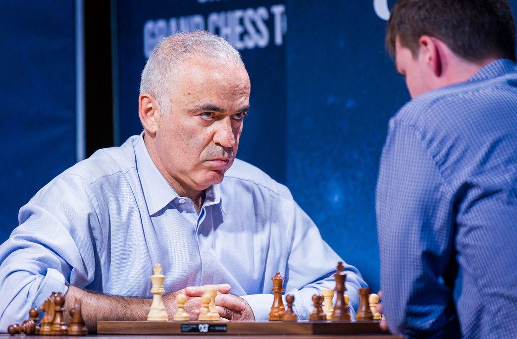 Garry Kasparov va veni la Bucureşti pe 4 mai. Fostul campion mondial e unul dintre marii contestatari ai regimului Putin