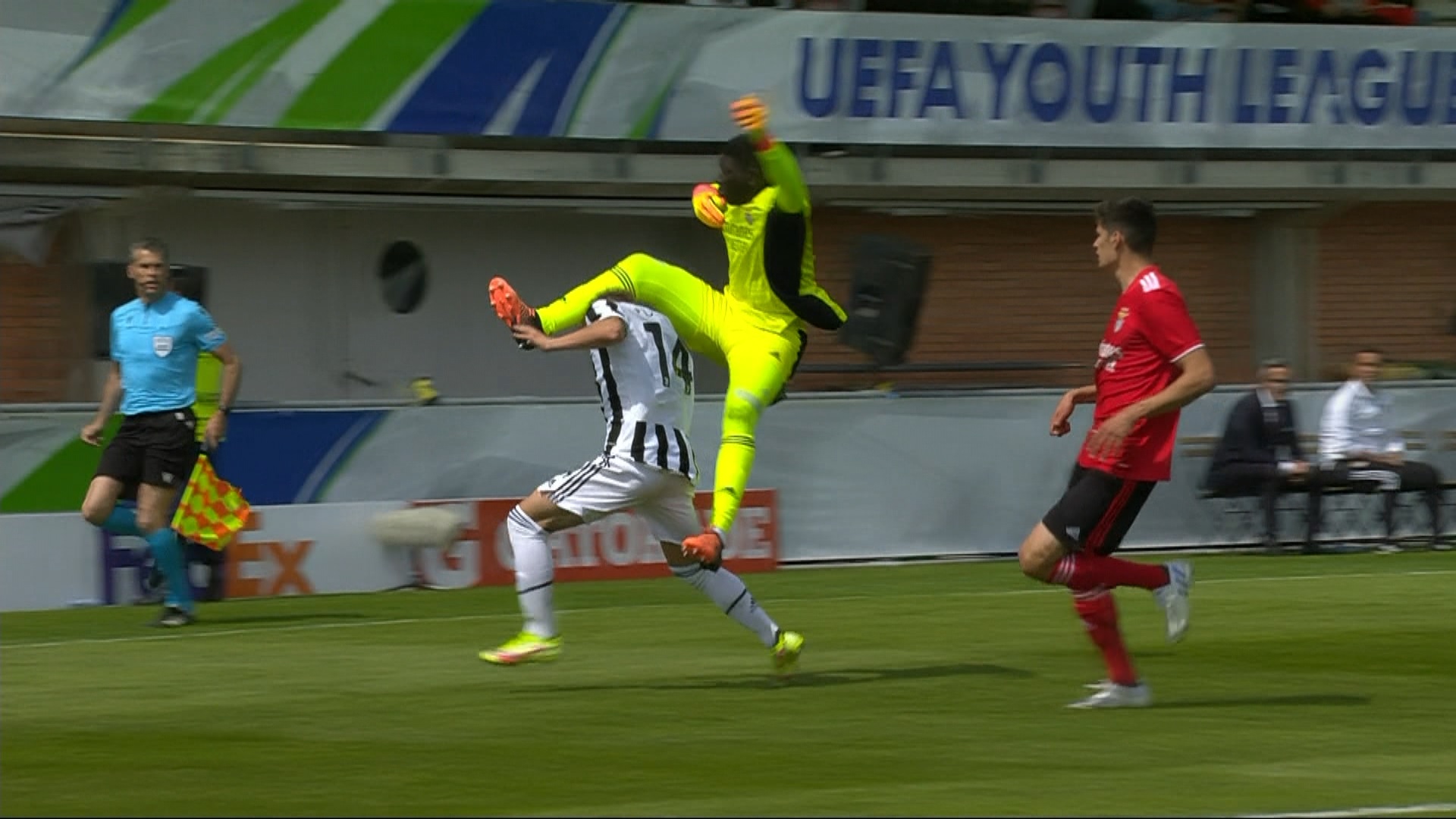 Intrare de K1 la meciul Benfica - Juventus, din semifinalele UEFA Youth League. Portarul a protestat inutil