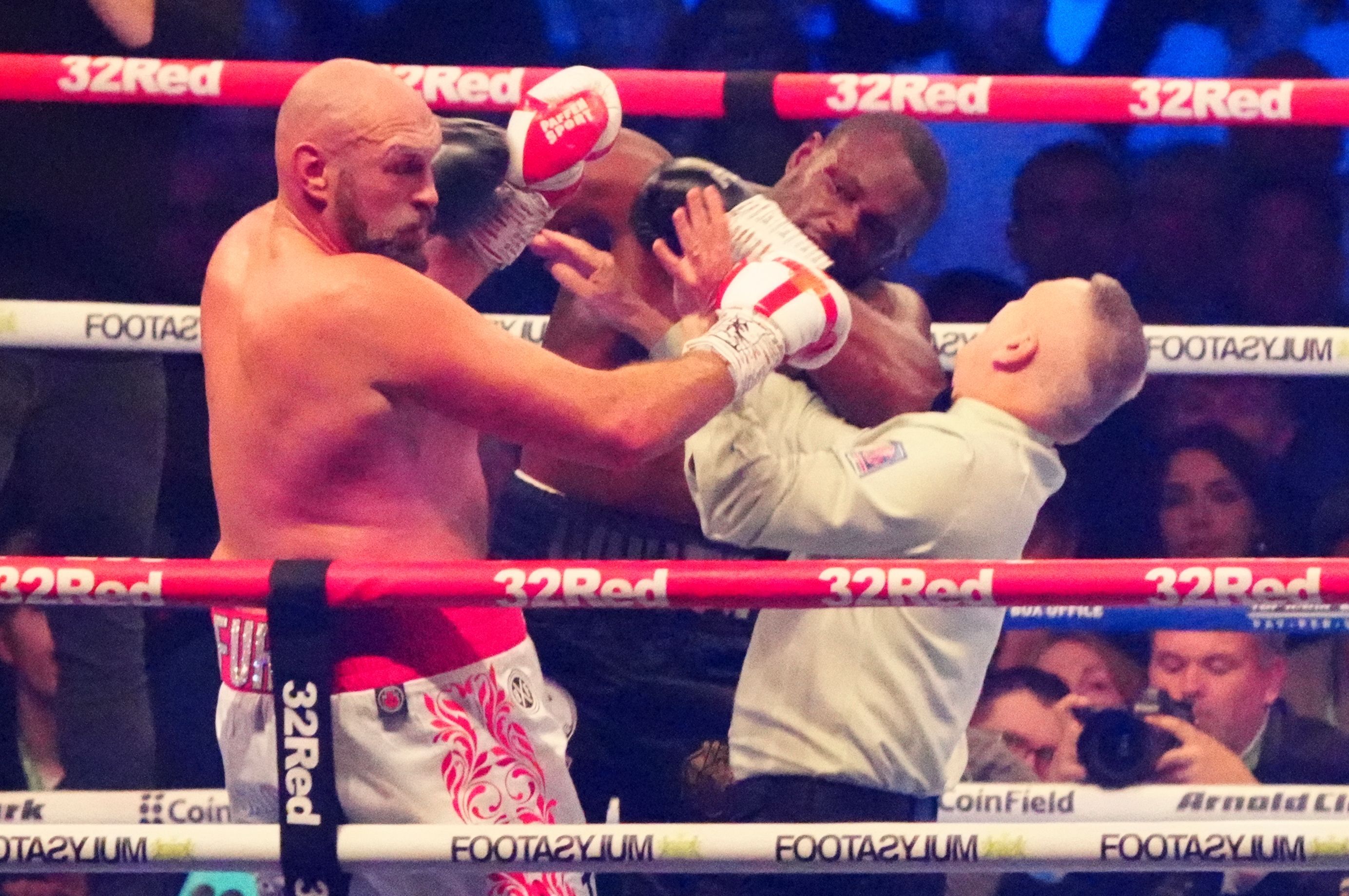 Tyson Fury l-a trimis în ”lumea viselor” pe Dillian Whyte, dar și-a anunțat retragerea: ”I-am promis soției”
