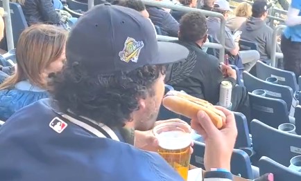 A mers la meci cu o bere și un hot dog și a devenit viral! ”Arestați-l”. Patru milioane de vizualizări și mii de comentarii