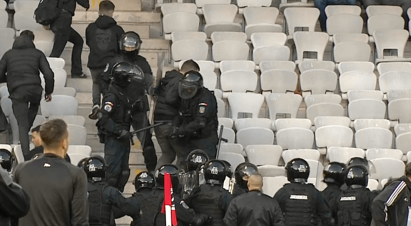 Incidente la ”U” Cluj – Petrolul! Suporterii au continuat duelul început la prima întâlnire din play-off