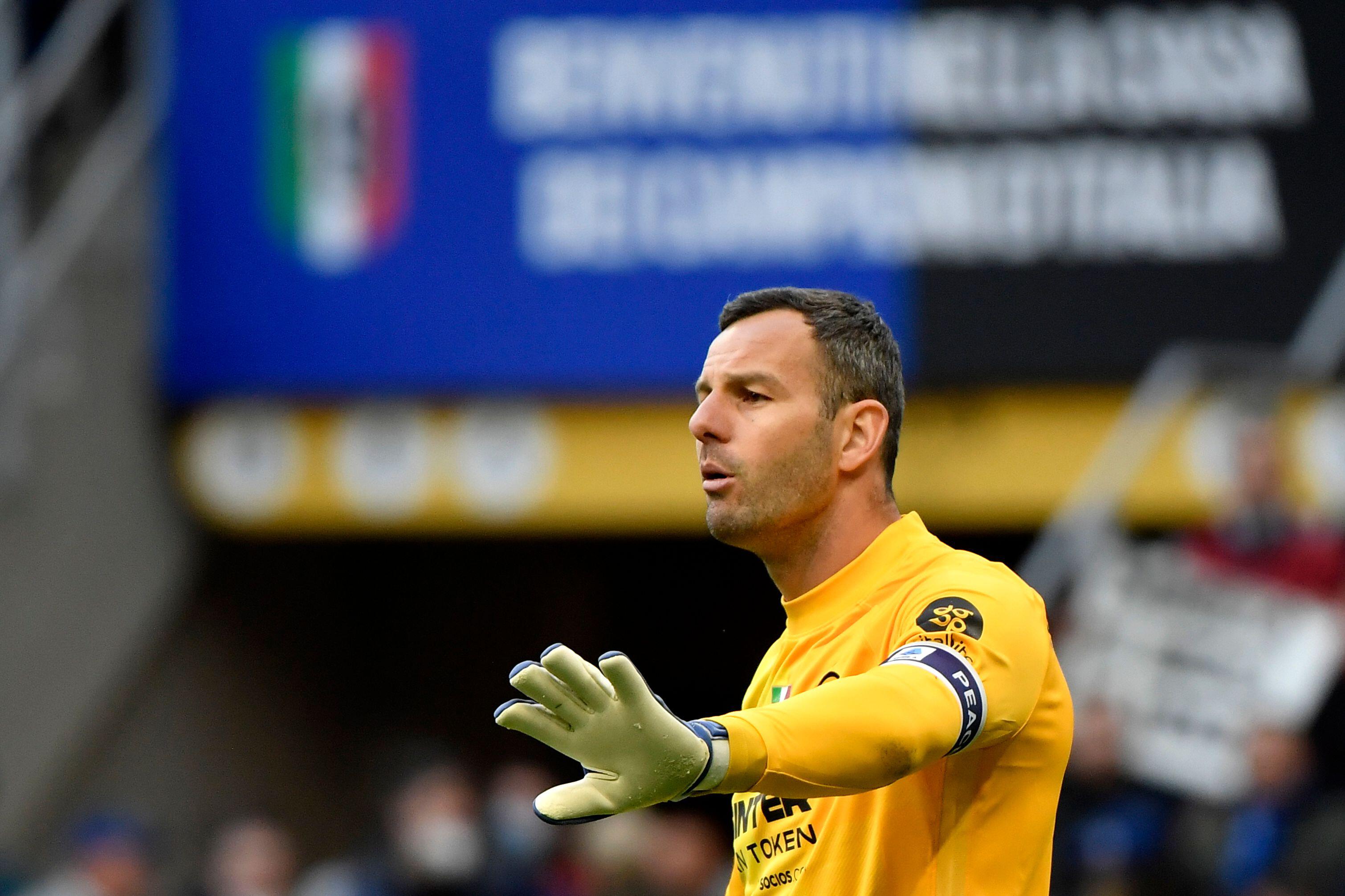 Gestul urât al lui Samir Handanovic, portarul titular al celor de la Inter, după gafa lui Ionuț Radu din meciul cu Bologna