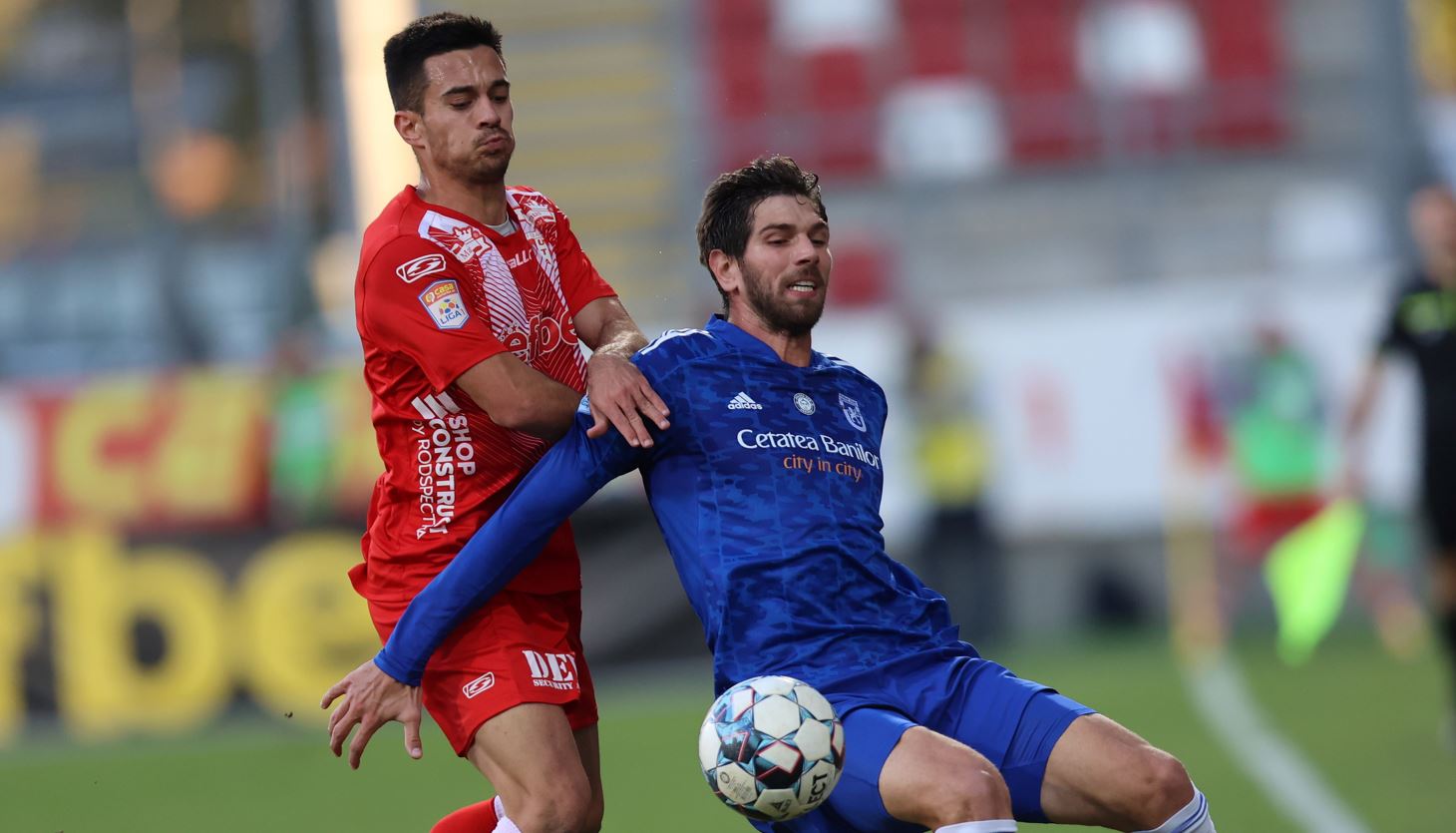 U Craiova 1948 - UTA 1-0. Controversă la golul oltenilor. Cele două echipe fac rocada în clasament