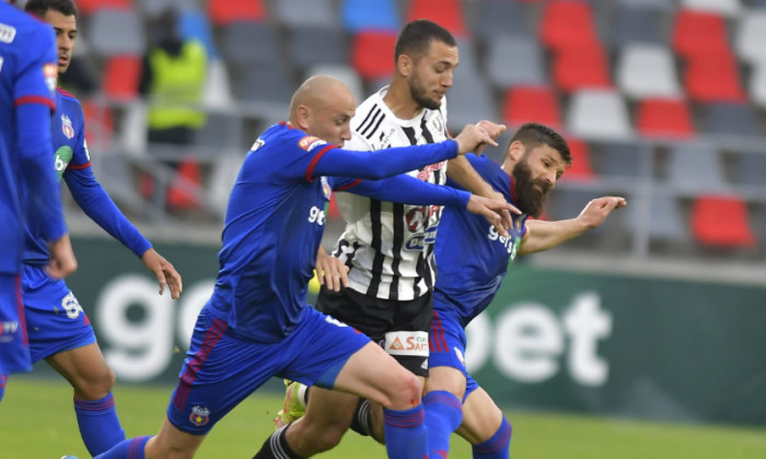 Madalin Mihaescu, Alexandru Boiciuc si Valentin Barbulescu in meciul de fotbal dintre Steaua Bucuresti si Universitatea Cluj, Foto: Sport Pictures