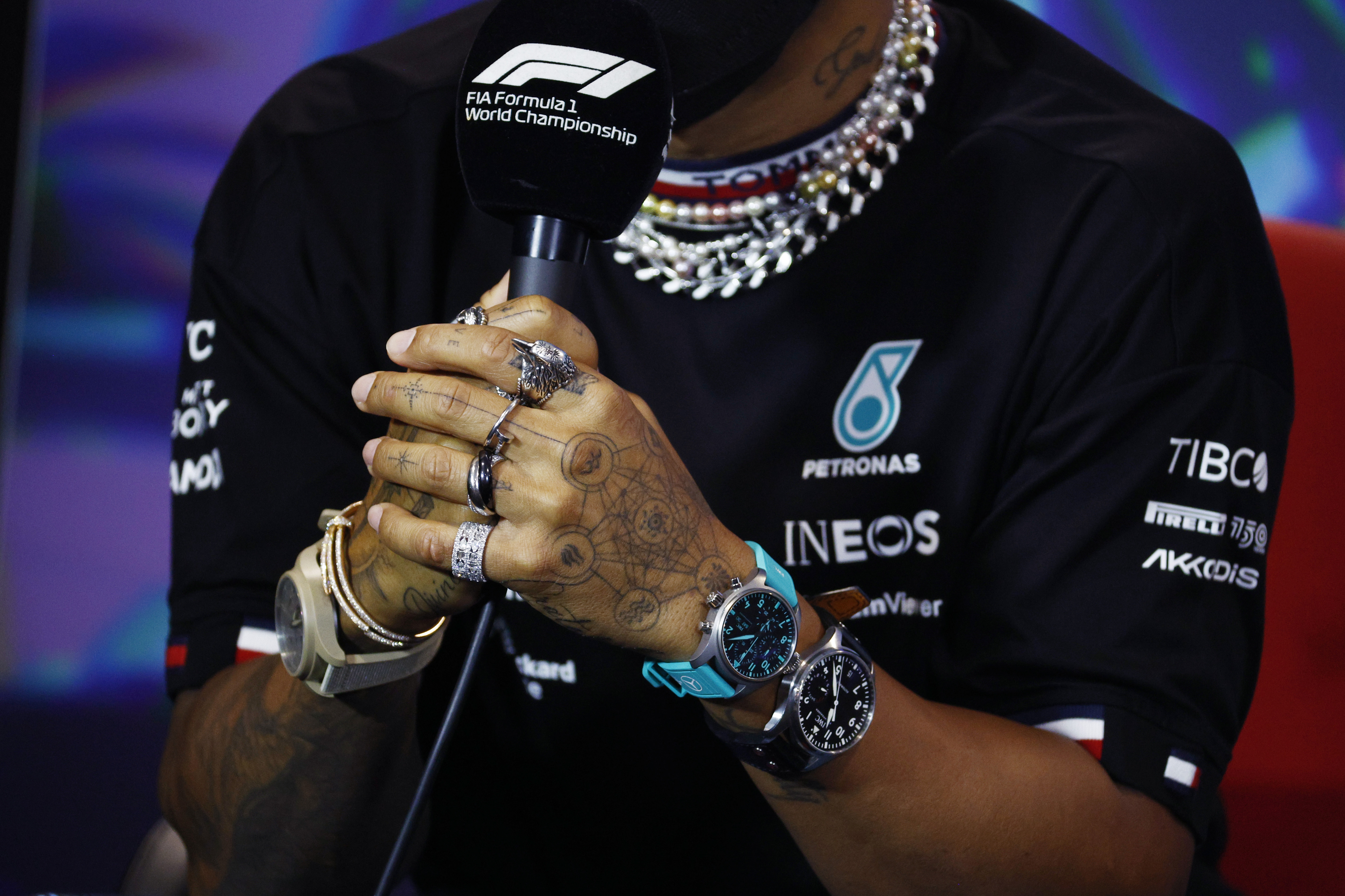 Cum a apărut Lewis Hamilton, după ce i s-a interzis să poarte bijuterii în curse. Ironia septuplului campion mondial