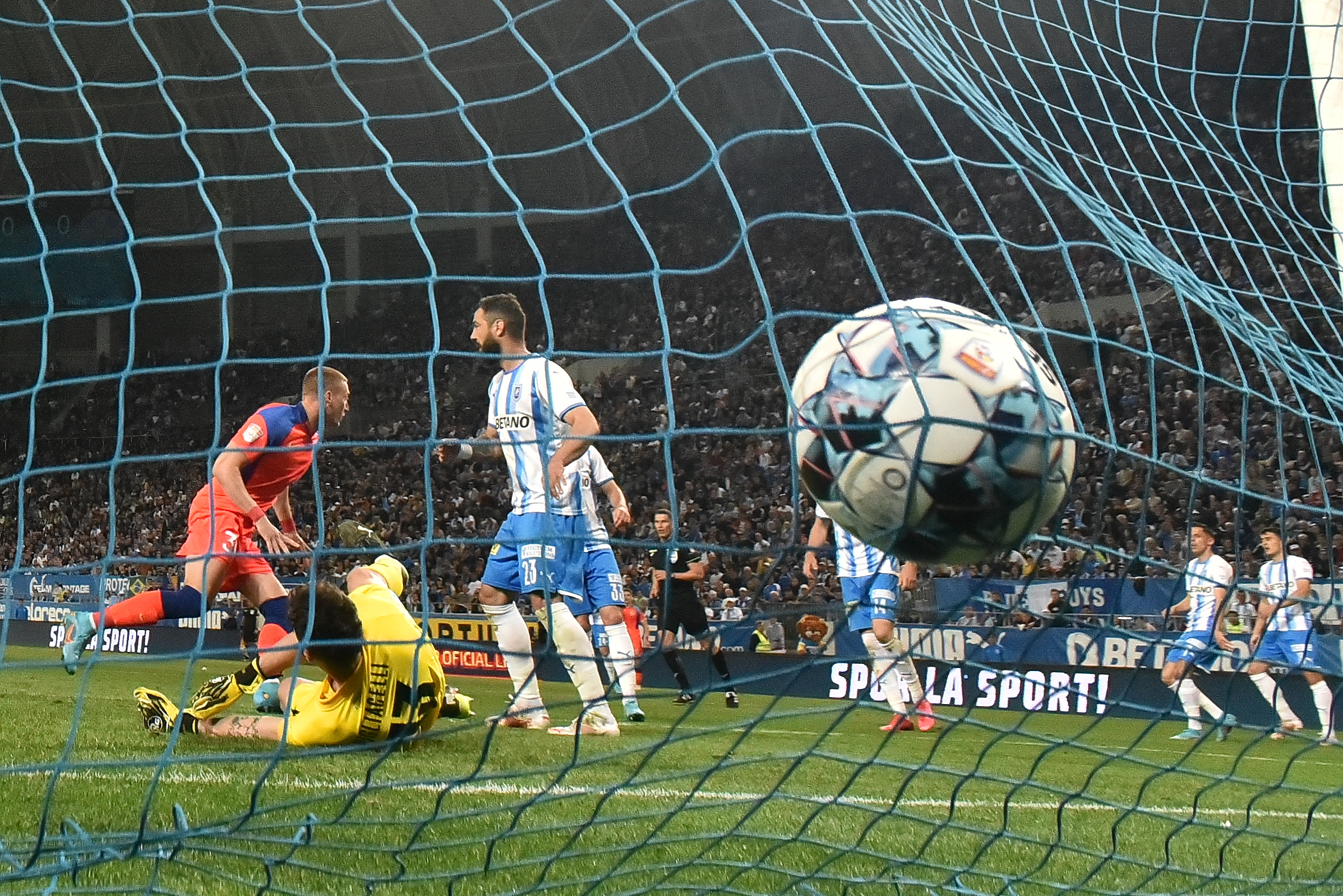 Universitatea Craiova - FCSB 0-1. Olteanul Mamut își învinge fosta echipă cu călcâiul. Două bare și faze controversate