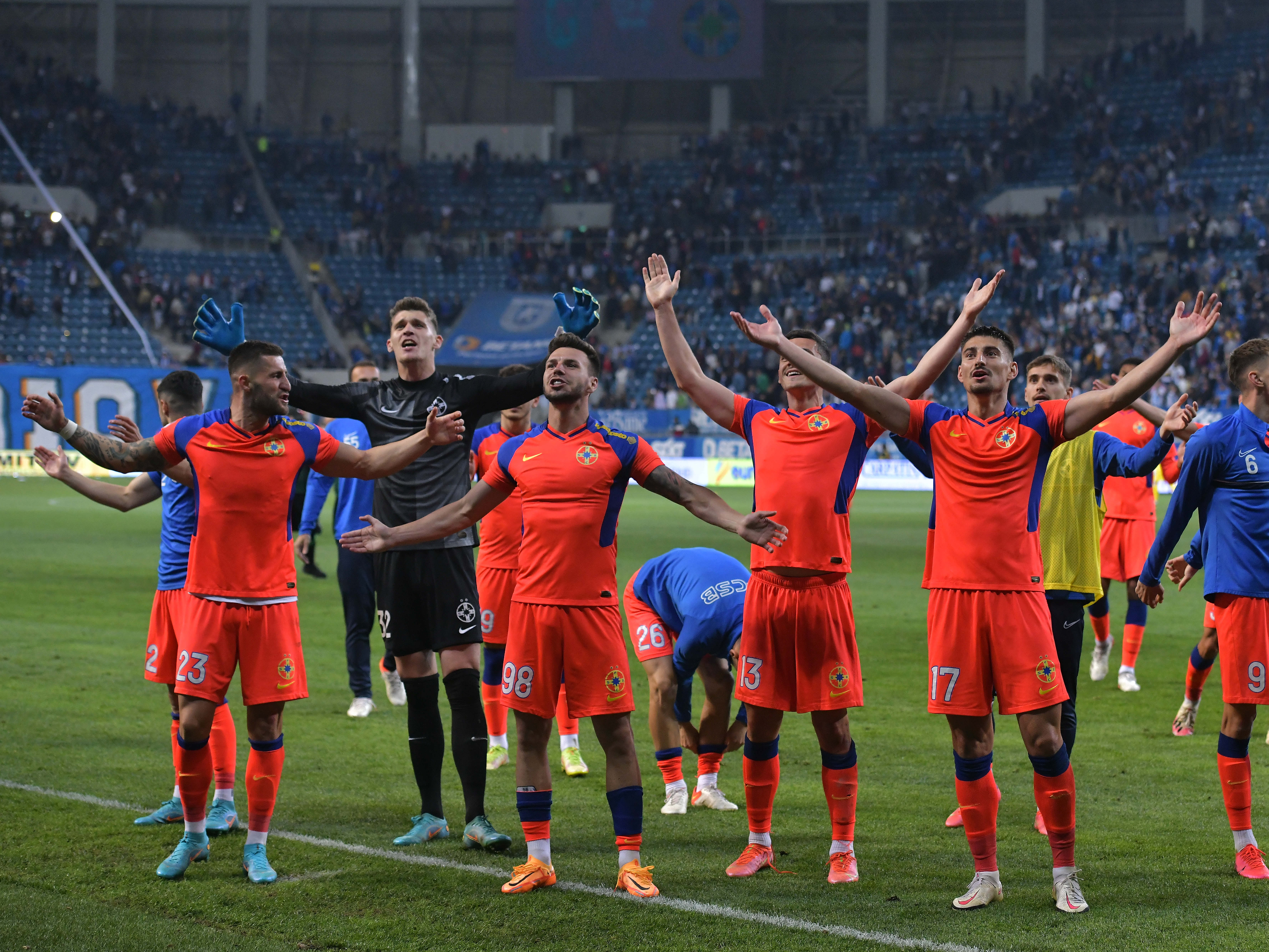 ”Fiesta roș-albastră” în Bănie! Ce au făcut jucătorii FCSB-ului după golul lui Ivan Mamut și la finalul meciului